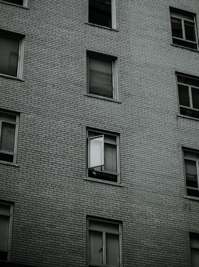 带窗户的灰色混凝土建筑